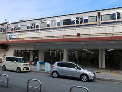 垂水（たるみ）駅



該駅は、明治２１年（１８８８年）１１月１日開業である。
但し、翌年明治２２年（１８８９年）９月１日附で、舞子（まいこ）Ⅰに改称された。
然して、明治２９年（１８９４年）７月１日附で、舞子Ⅰ-明石Ⅰ間に舞子公園（まいここうえん）仮停車場が設置された事で、駅名が紛らわしい事から、明治３２年（１８９９年）４月１日附を以って、舞子公園は舞子Ⅱに改称され、舞子Ⅰは旧名たる垂水に再改称された。
該駅名たる 垂水 は奈良期には登場する地名で、該駅に隣接する 海（かい）神社は、延喜式（延長５年（９２７年）記述に於いて 海（たるみ）神社として登場する事から該神社名が地名になった。
現駅本屋は、複々線化工事と一体化して改築された、昭和４０年（１９６５年）８月竣工の第２代駅本屋である。