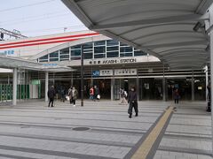 明石（あかし）駅



該駅は、明治２１年（１８８８年）１１月１日開業である。
但し、該駅開設当時は、現駅より神戸方２００ｍ位置に設置された。
該駅開業当時は駅本屋建築が間合わず、已む無く、仮建築で営業を行った。
初代該駅裏手たる、現在の神戸大学付属小学校付近は客車検車場が存在し、此の為に昭和初期まで東京発明石行、明石発青森行、上野発直江津経由明石行列車が存在した。
南口
https://www.jr-odekake.net/eki/top.php?id=0610608