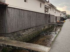 倉吉 白壁土蔵群

＜どこか、、懐かしさを感じる風景、、＞

玉川沿いに並ぶ土蔵群、、
各土蔵毎に一枚ものの石橋が玉川に架かり、通用口となっていたそうです、、
実はこちら側は商家の裏側、、
白壁の上半分は白い”漆喰(しっくい)"、そして、下半分は黒い"焼き杉板"の腰壁、となっています、、

”漆喰”は防水の役目を果たし、
”焼き杉板”は耐火性と風雨からの耐久性を高めるために用いられていました、、