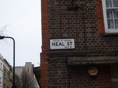 Neal Street を歩きます。