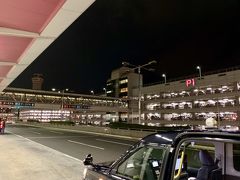 ちょくちょく使っているサンパーキングがなんと羽田で営業停止。
羽田空港のJAL側駐車場の予約が一時停止しているため、今回は空港までタクシーで。
深夜料金＋高速道路代で￥8000程度、約20分で到着。
早朝は予約なしに駐車場で大丈夫そうだなと思いました。