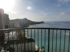 おはようございます。
あっという間の3日間、いよいよ最終日です。
のんびり過ごしました。

JALパック特典の「レインボータクシー」を利用してホールフーズへ行きます。
