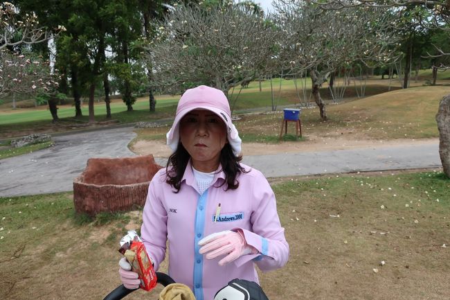 ■Rayon Green Valley<br />Retox Golf Bar<br />Gf=1150/クーポン支払い<br />Ca=400。。。歩きプレー<br />Tr=350<br />CaTip別支払い<br /><br />子供ありタイ夫離別<br /><br />ヤヤ体力無いが、水等こまめにサービス<br />グリーン読みは、マズマズ。