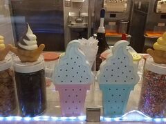 最終日のランチは皆お腹空いていなく　おやつタイムで済ませました。

義姉のこだわりがあり「ソフトクリーム」が食べたいと！！
アイスでなくソフト！！だと！！
シェイブアイスではなく「ソフトクリーム」だと！！

以前テレビで見たお店で念願のソフトクリーム(笑)


