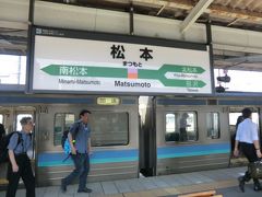 9:35
まつもとぉ～.まつもとぉ～

鶴見から乗換3回 4時間54分 。
甲府で遅れを回復したので、定刻に松本に到着しました。
松本駅は列車が着くと「まつもとぉ～.まつもとぉ～」と、間延びした昔ながらの放送が流れます。