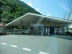 10:27
アルピコ交通'新島々駅'です。
松本からここまで電車があり、上高地に行く時は、こちらでバスに乗り換えます。