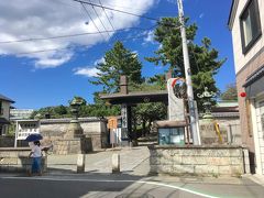 更に東に行くと、中学校や高校に隣接して、遊行寺がありました。
