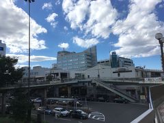 駅前は、ペデストリアンデッキが広がる繁華街になっています。
デッキの周辺にはいくつかの商業施設のビルが立っています。
駅前から出ている湘南T-SITE行きのシャトルバスに乗って西へ。
