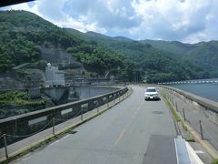 「奈川渡ダム」です。
この沿道にある梓川3ダム(稲核ダム･水殿ダム)の中で一番上流にあるアーチ式コンクリートダムで、昭和44年に完成しました。
このダムは堤高155mと、3ダムの中で一番大きく、日本にあるアーチダムの中では黒部ダム・温井ダム(広島県)に次いで3番目に堤高が高いダムです。
天端は国道158号線になっており、東京電力が管理しています。