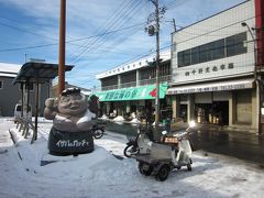 何とも言えない微笑ましい「イサバのカッチャ像」がシンボルのＪＲ陸奥湊駅、

その意味は市場のお母さんで、市場で元気で働くおばちゃんの代名詞だそうです。

では、駅の南口から市バスで市街地へ戻ります。