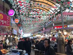 お昼を食べに
広蔵市場へ活気があるね