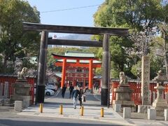 生田神社
創建西暦２００年頃。この地に移ったのが平安時代初期という歴史と由緒のある神社です。
この地で神社に租税を納める民のことが神戸（かんべ）と呼ばれ、後に転じて神戸（こうべ）の町の名の由来になったんだそうです。
