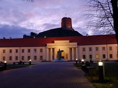 旧市街の入り口に建つ「リトアニア国立博物館」。
かつてゲディミナス城の一部であった武器庫を改装した博物館。
リトアニアの歴史、および文化に関わる様々な資料が収蔵されている。