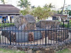 　ワイキキビーチの交番がある近くにもパワースポット「魔法使いの岩」。旅行期間中は普通に歩いていたけど、改めて意味を調べると奥深いですね。