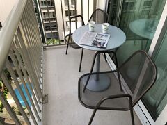 ハワイ・ワイキキ『Hilton Garden Inn Waikiki Beach』

2016年6月20日にオープンした『ヒルトン・ガーデン・イン・ワイキキ・
ビーチ』のお部屋のバルコニーの写真。

おはようございます♪ハワイ2日目の朝。
ホテル1階のロビーフロアにある無料のカフェをテイクアウトして
バルコニーでいただきます♪

このひとつ前の旅行記はこちら↓

<ハワイ ③ ワイキキ散策★『ザ・リッツ・カールトン・レジデンス、
ワイキキビーチ』の新ダイヤモンドヘッドタワー、プール、
2019年8月にオープンしたイタリアンダイニング【キオラ】＆
フレンチダイニング【ラヴィ】、ヒルトンの花火♪
【サンライズ・シャック】のアサイーボウル>

https://4travel.jp/travelogue/11591212