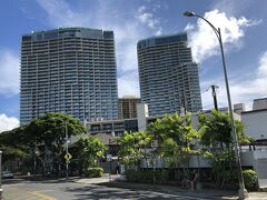 HISのLea Leaトロリー「アラモアナ／ドンキ・ライン」乗車中に
撮った写真。

『ザ・リッツ・カールトン・レジデンス、ワイキキビーチ』
2018年10月、新しく「ダイヤモンドヘッドタワー」がオープン↓

<ハワイ ③ ワイキキ散策★リッツカールトンワイキキ
新ダイヤモンドヘッドタワーのプール、キオラ、ラヴィ花火♪
サンライズシャックのアサイーボウル>

https://4travel.jp/travelogue/11591212