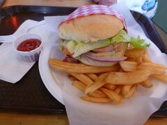 昼食は、ロンズデールキーでサーモンバーガーをいただきました。