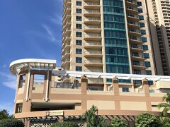 HISのLea Leaトロリー「アラモアナ／ドンキ・ライン」に乗車中に
撮った写真。

『ザ グランド アイランダー バイ ヒルトン グランド バケーションズ』

<JALビジネスクラスで行くハワイ ③ 空港で大物芸能人に遭遇！ 
ワードエリア＆カカアコ＆ダウンタウンへGO♪ 
【ハーバー・レストラン・アット・ピア38】でランチ、
2017年3月1日にオープンした「ザ・グランド・アイランダー」を含む
『ヒルトン ハワイアン ビレッジ』にあるホテル棟「タパ・タワー」＆
「カリア・タワー」＆「ダイヤモンドヘッド・タワー」＆
「アリイ・タワー」＆「レインボー・タワー」＆「ラグーン・タワー」
のご紹介>

https://4travel.jp/travelogue/11291825