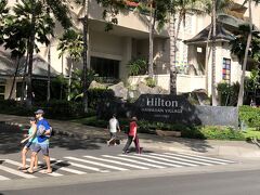 HISのLea Leaトロリー「アラモアナ／ドンキ・ライン」に乗車中に
撮った写真。

『ヒルトン・ハワイアン・ビレッジ・ワイキキ・ビーチ・リゾート』

<JALビジネスクラスで行くハワイ ⑥ 『ヒルトン・ハワイアン・
ビレッジ・ワイキキ・ビーチ・リゾート』宿泊記（１） 
「タパ・タワー」の高層階のお部屋からの眺望、アメニティなどの
ご紹介！金曜の夜はヒルトンの花火☆彡 朝食ブッフェ会場
【レインボー・ラナイ】では「フライデーバーベキューブッフェ」も
開催♪【バリ・ステーキ＆シーフード】でディナー>

https://4travel.jp/travelogue/11320125