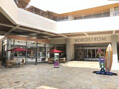 ハワイ・ホノルル『Ala Moana Center（アラモアナセンター）』
高級百貨店『Nordstrom（ノードストローム）』

ジェラートショップ【Gelato Bar（ジェラート・バー）】の写真。

サーフボードのフォトスポットもパシャリ。

ノードストロームは、ファッションとは基本的に楽しく、常に成長と
発展を続けていくものだと考えています。無料配送や無料返品、
モバイル端末でのショッピング、新しいブランドとの提携など、
お客様へのサービスを日々拡大しております。
ファッションや買い物のスタイルは時代により変わりますが、
お客様の満足度は高いままで変わりません。

＜営業時間＞
月曜～土曜　9:30～21:00　日曜　10:00～19:00