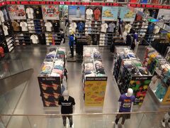 ハワイ・ホノルル『アラモアナセンター』

【ユニクロ】の店内の写真。

BT21（BTSとのコラボ）もありますよ♪

ハワイ限定、アラモアナ店限定品があるようです。