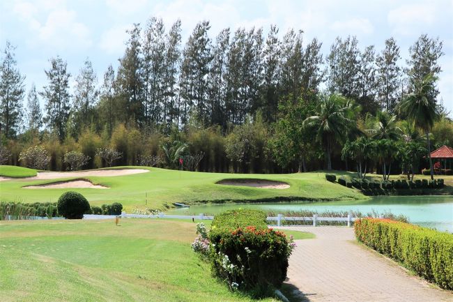 白からプレー6575Y<br />このホールは、150ｙ、ヤヤ風有り。<br />打ってみると、遠くに見えるわりに、意外と距離が無い感じ。<br /><br />バンカーか池か...かなり工夫のショートホール。<br />ここで回数重ねるプレーに、ダンダンと良い傾向に。<br />まだ、池攻略がおぼつかないが。