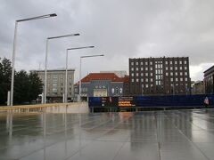 さてここでいきなりワバドゥセ広場に写真が飛びます。別に写真の掲載順番を間違えたわけではなく、ポケモンGOを起動したところバオップの影が出たので飛んできました。ポケモンGOのイッシュ地方のポケモンはナルヴァを旅行した９月１７日の早朝より出現していて、いろいろとゲットしていたのですが、バオップはヨーロッパ限定なので取ることが出来て良かったです。ちなみに日本ではバオップは出現せずヤナップが出現していますが、旅行に来てからイッシュ地方が出現するようになったので私はヤナップより前にバオップをゲットすることになりました。

直前まで雨が降っていたのと平日の就業時間ということもあり閑散としていたワバドゥセ広場ですが、同じ事を考えた日本・中国・タイなどのポケモンGOトレーナーがウロウロしていました(笑。