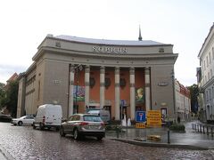 昨日のパート３３でも、２日目のパート１３でも掲載した旧市街南部の映画館KinoSõprus。下書きの段階で、「あれ？何回も載せてない？」と思ったんですが、それだけ興味があった建築なのでそのまま載せちゃいました。こんな映画館で映画見れたら良いなあとは思いますが、エストニア語の映画を理解する語学力はないので無理ですね（´・ω・｀）
この角度だとニグリステ教会の尖塔の先が角のように生えて見えました。