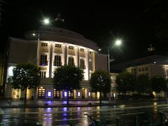 エストニア劇場もライトアップいつものことですがライトアップされています。
全景が撮影できないほど大きな劇場です。
こんな大きな劇場でコンサートとかみてみたいものです。