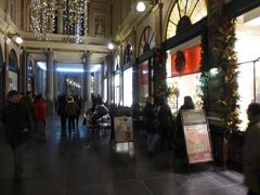 18時、ギャルリーサンチュベールは、ヨーロッパ最古のアーケードと言われる美麗な商店街。