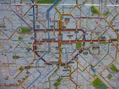 2013年12月5日、仕事先まではメトロで移動。メトロ2号線の両端はシモニとエリザベスだが、実はこの二つの駅は名前は違っても同じ駅だ。だから路線図オレンジ色の2号線はループになっているのだが、両端で線路はつながっていないのでループ運転はしていない。一方路線図青色のメトロ6号線の両端はエリザベスとキングボードゥアンだが、シモニを通っているので、2号線は6号線に完全に含まれている。だから6号線の電車に乗るとシモニより先に行くが、2号線の電車に乗るとシモニが終点でその先には行かない。大阪でいえば同じ御堂筋線を走っているのに、新大阪行を2号線、千里中央行を6号線と呼んでいるようなものだ。ちょっと日本人には理解できない感覚である。