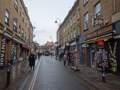 Brick Lane をBrick Lane Market へむかって歩きましょう。