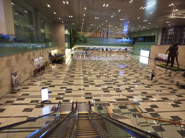 深夜のイミグレはだーれもいなくて。<br />やはり中国滞在、乗り継ぎを聞かれましたが入国はスムースに。