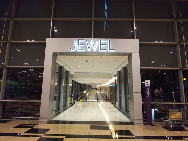 2階に上がって、JEWEL連絡通路に。<br />24時間空港なんですけど、ほとんど人はいませんね。<br />中国の方がいないせい？<br />深夜はいつもこんなんかな？