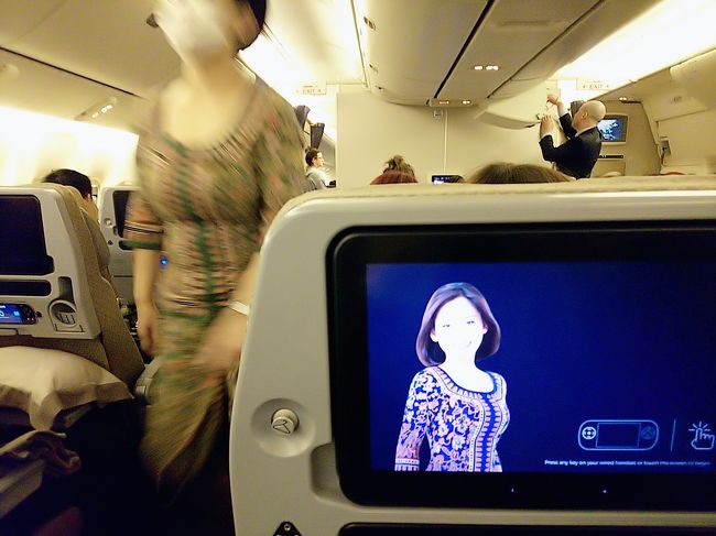 CAもマスク着用です。<br />なんだかんだと言っても、ほぼ満席の機内。