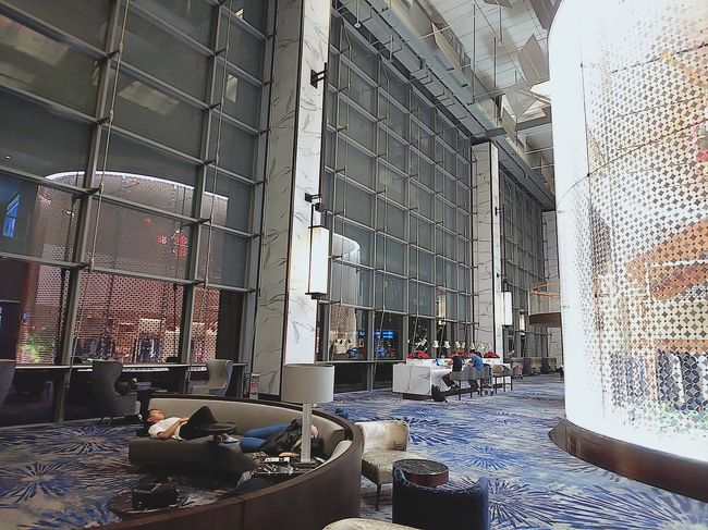 寝ている人、多いです。<br />この時間はスカイトレインも動いていません。