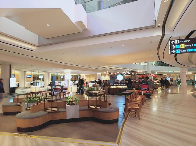 スタバで、睡眠取らせてもらいました。<br />とても良いソファーでした。<br />映画館もあるようですが、きっと寝る・・・