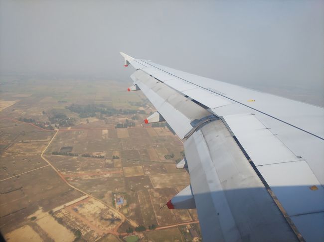 2時間ほどなので、窓側をキープ。<br />前回は、後から乗ったら窓側に夫婦が座っていて景色見たいから変わってくれと言われたので今回は早めに乗り込みました。<br />嫌と言えない私がいけないのですが。<br /><br />カンボジアの景色、見れてよかったです。