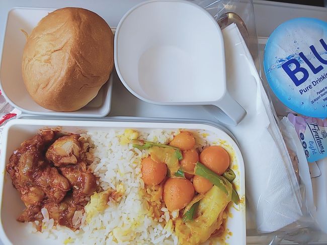 シルクエアーの食事。<br />しっかり食べてしまいました。<br />こっちのほうがおいしかったです。<br />