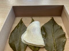 桜の葉3枚で包まれています。
道明寺粉ではなく、小麦粉製の薄皮

お持ち帰り用には箱詰めのほか籠詰があります。
少しだけお高くなりますが、籠詰がお薦め。
だってその方が風情があるでしょ！