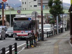 　駅前のバス停で、大分交通のバスに乗り換えます。