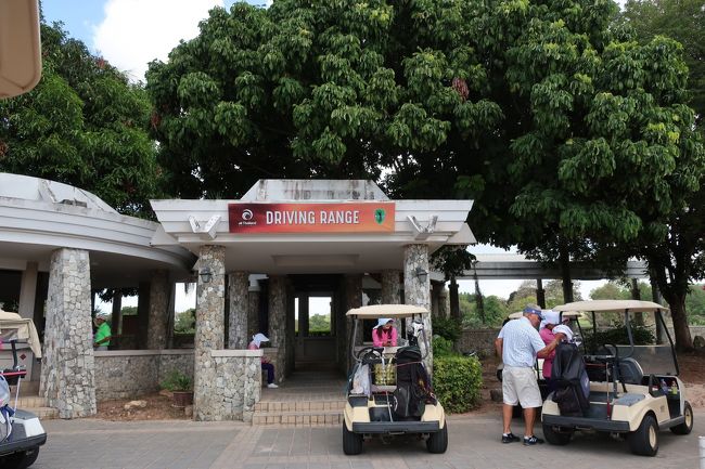 練習ボール40バーツ/40個<br />直打ちできるが、砂交じりで、良くない。<br />マット設備有り。<br />カートは強制利用。