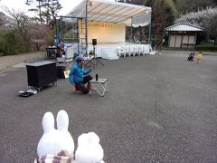 この日、熱海梅園梅まつりが開催されていて、パフォーマーさんがショーをされていました。

これからショーを始める所。
奥の方にいる奥さんと娘さんのまなざしが熱い(・～・)。