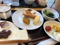 名古屋でのホテルは定宿となりつつあるダイワロイネットホテル新幹線口。
名古屋駅新幹線口徒歩5分で部屋もそこそこで、朝食もまずまずです。
ついいつも取ってしまうあんバタートーストと名古屋めし。