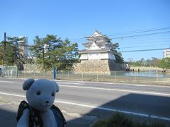 腹ごしらえしたところで、混雑している商店街を再び自転車押し、抜けたところでようやくサイクリング。
といってもそんなに時間はかからずにたどりついた玉藻公園は前にも行ったので通過して、すぐ近くにある香川県立ミュージアムへ。

とったルートが悪かったようで、ミュージアムの裏手に到着。
自転車どこに停めよう？、と思ったら、ちょうど向かいの建物の自転車置き場発見。
ちょっと停めさせてもらおう、となにげに自転車に乗ったまま入ろうとしたら段差があるのに気付かず、タイヤが上がり切れずに横滑り。

ずさー

思いっきり自転車ごと転倒。
きれいに横滑りしたせいかたいしてけがもなく、自転車も無事。
だったんですが