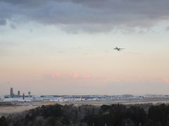 成田国際空港から午前中の出発でした。
朝の６時頃に前泊したホテルから一番機らしい機体見え、その後方に後続機の灯りが点々と見えました。（写真は前日に撮った離陸している飛行機）

成田国際空港の第一ターミナルでは、持参のクレジットカードで入れるＫＡＬのラウンジで時間を潰しました。