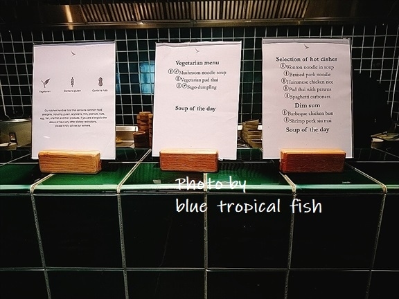 ヌードルバーメニュー。<br /><br />いつものワンタン麺のほかに、パッタイとかカルボナーラ、カオマンガイ（海南チキンライス）なんかもありました！！<br /><br />もちろんカオマンガイを注文～