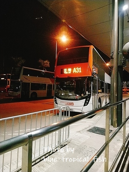 迎えに来てくれたジャクリーンと会い、空港バスで荃灣へ。