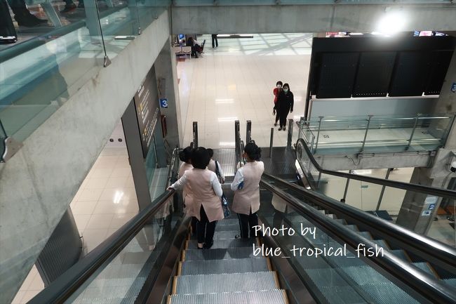 エスカレーターを下りて、ラウンジのある3階へ。