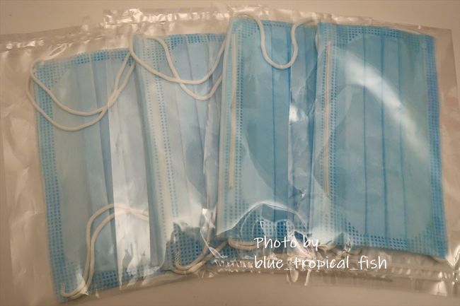 マスクを配っているおばちゃんでした。なんと2枚入りを4セットいただきました。ありがたかったです。